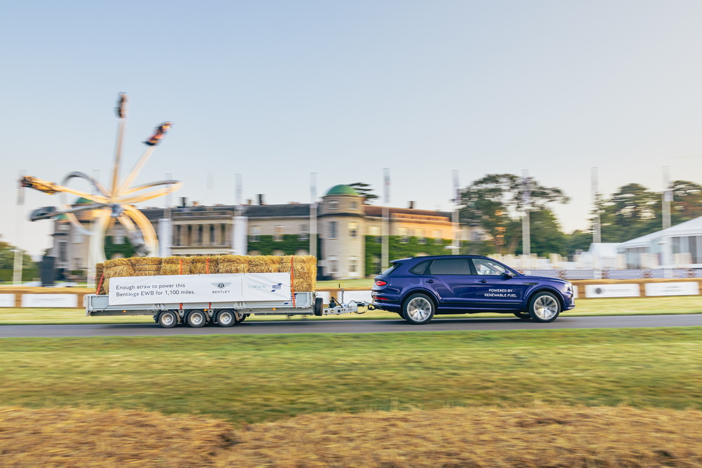 BENTAYGA EWB สร้างสถิติใหม่ด้วยเชื้อเพลิงชีวภาพ พ่วงกองฟาง 2.5 ตัน ขึ้นเนินเขา Goodwood