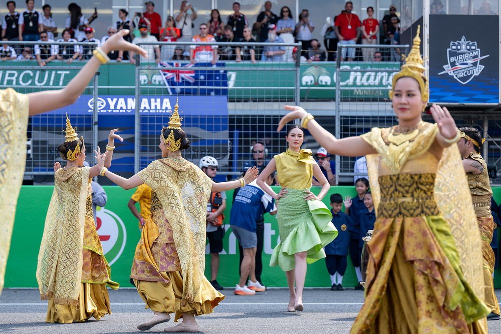 จากรันเวย์สู่แทร็ก! “Grid Girl ผ้าไหมไทย” กระหึ่มศึก MotoGP2025